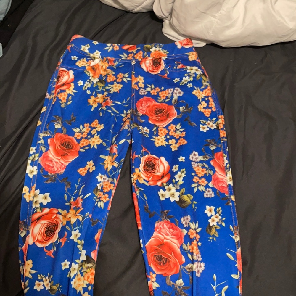 I believe they are Lululemon but I could be wrong size medium/large never used.